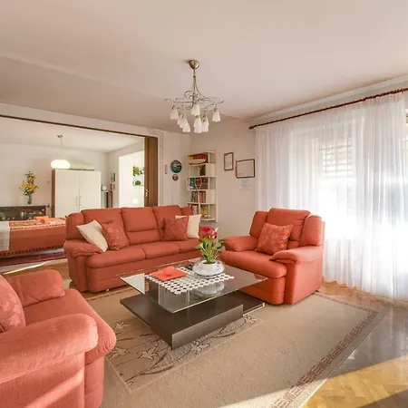 Fiorela Apartment *